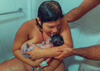 Foto de mãe lambendo seu recém-nascido causa controvérsia online