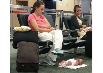 Caso de mãe que deixou o bebê no chão do aeroporto volta a gerar polêmica nas redes