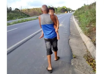 Família de menino autista é expulsa do carro por motorista de Uber: “Ele disse que não se importava”