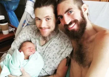 Homem trans dá à luz um menino