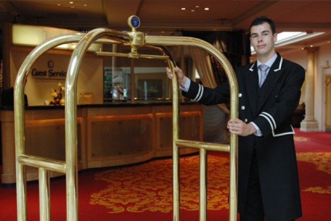 HOTEL CONTRATA MENSAGEIRO – R$ 1.237,33 + BENEFÍCIOS