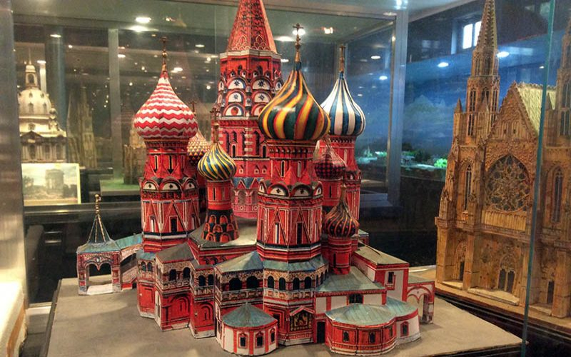 MUSEU DE RÉPLICAS EM GUARATIBA ENCANTA ADULTOS E CRIANÇAS