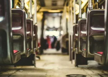 Motorista de ônibus é preso por esfaquear jovem que não pagou passagem