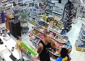 Sargento da PM flagrado agredindo mulher em farmácia é afastado