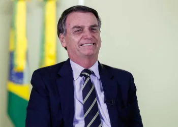 Seguidor pede a Bolsonaro para liberar maconha e presidente responde
