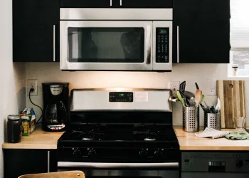 Quatro alimentos que jamais se deve colocar no micro-ondas