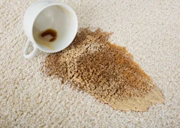 Descubra três métodos para tirar mancha de café dos tecidos