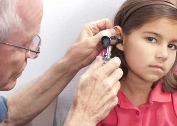 Incidência de otite aumenta 70% no verão; saiba como evitar