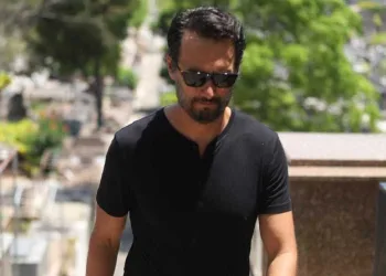 Famosos se despedem de Caio Junqueira em enterro no Rio
