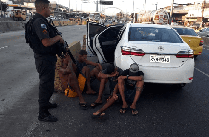 Bandidos são presos na Av. Brasil