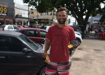 Flanelinha adota máquina de cartão para receber gorjetas e comemora: ‘R$ 1,5 mil só no Natal’