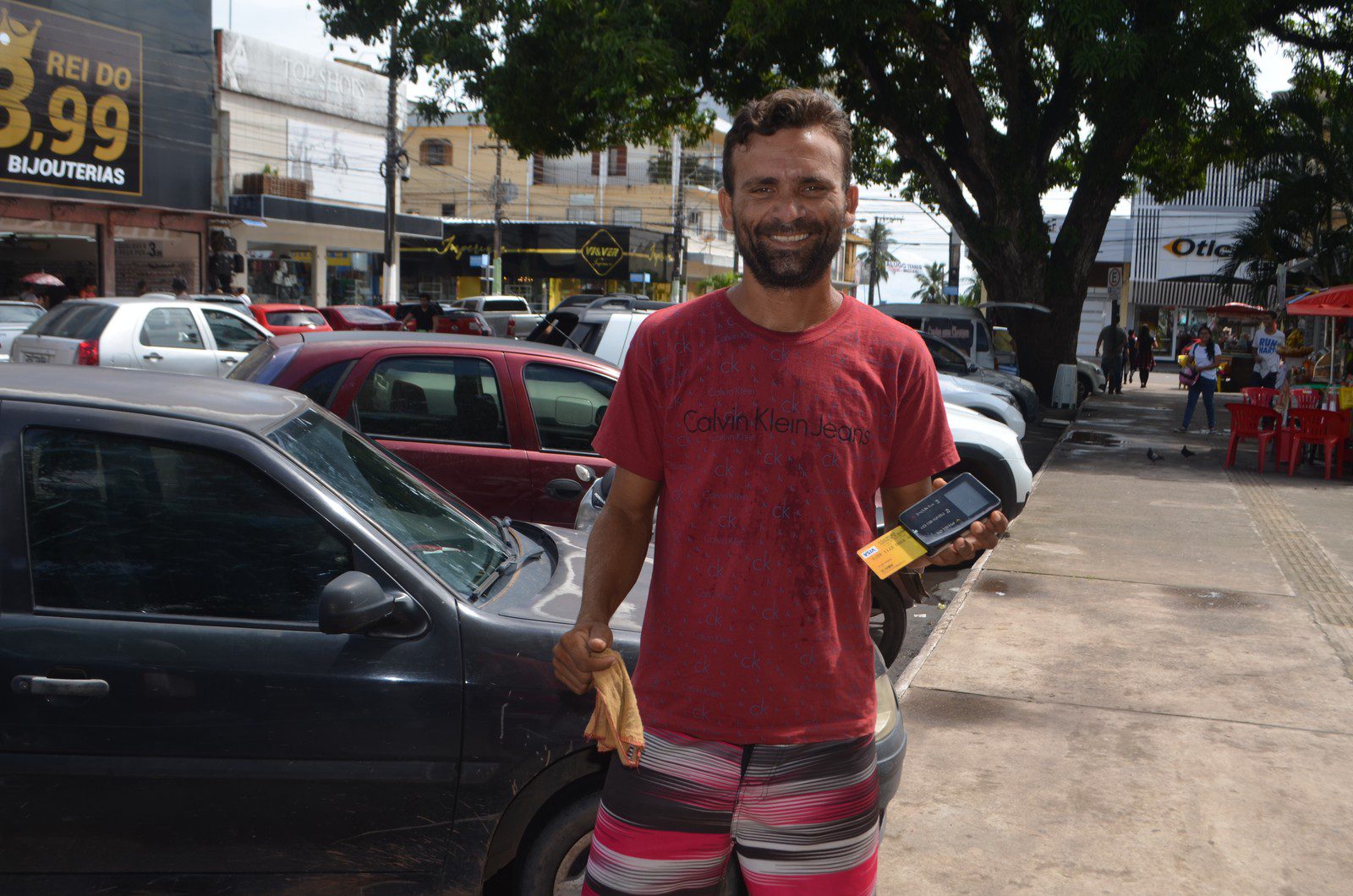 Flanelinha adota máquina de cartão para receber gorjetas e comemora: ‘R$ 1,5 mil só no Natal’