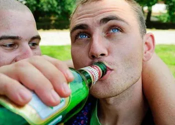 Pessoas com olhos azuis possuem forte tendência ao alcoolismo, segundo estudo