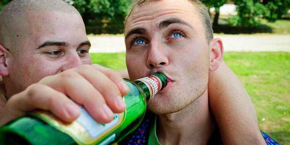 Pessoas com olhos azuis possuem forte tendência ao alcoolismo, segundo estudo