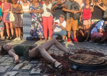 Performance cancelada pelo Governo do RJ é realizada no meio de rua do Centro