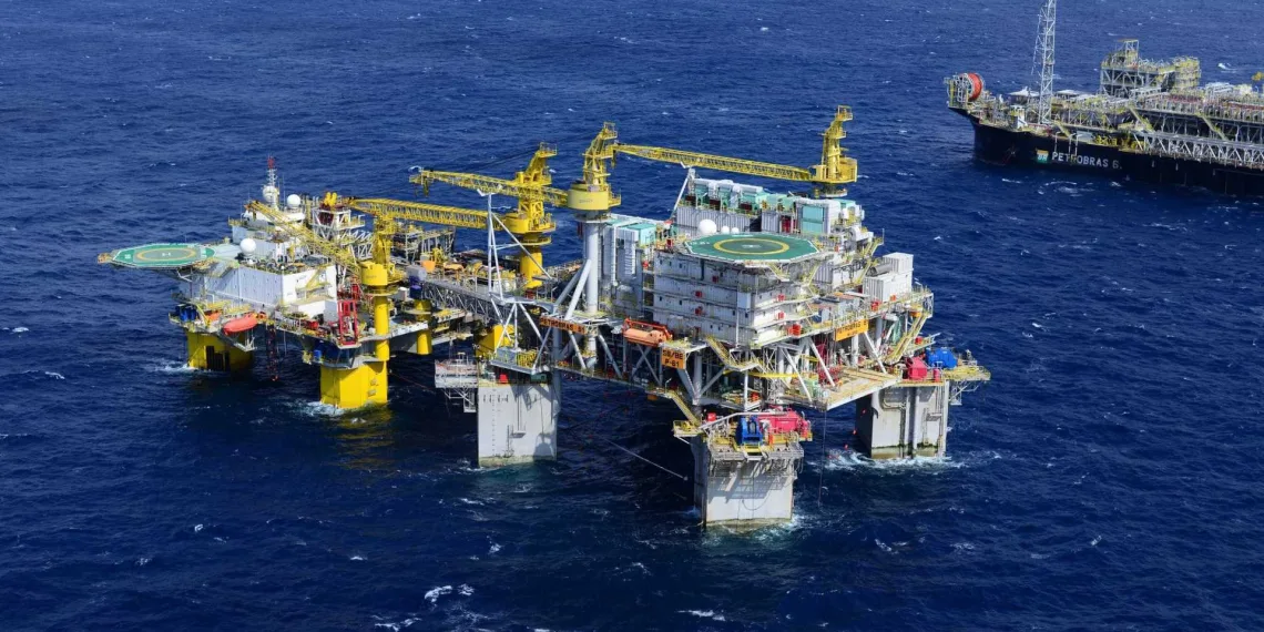 Vazamento de óleo em plataforma da Petrobras atinge litoral do Rio
