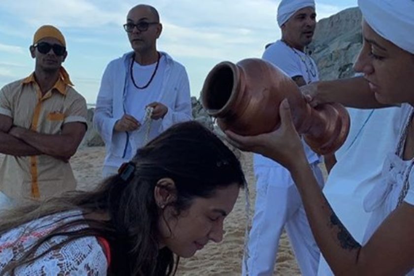 Apresentadora da Globp passa Réveillon na Bahia e recebe bênção de Iemanjá