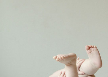 Estudo explica porque o chute do bebê é tão importante