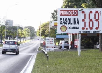 Postos reduzem preço e litro da gasolina cai a R$ 3,69 em algumas cidades
