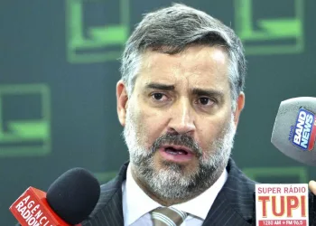 Líder do PT na Câmara critica prisão de Battisti