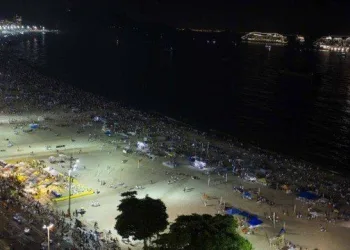 Pessoas relatam roubos e agressões na orla de Copacabana na noite do réveillon