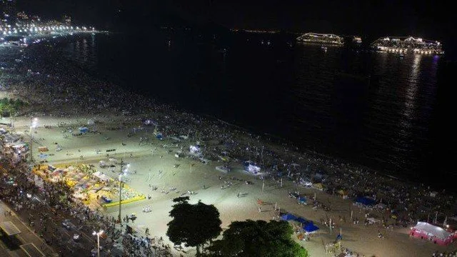 Pessoas relatam roubos e agressões na orla de Copacabana na noite do réveillon
