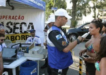 Primeiro dia da Lei Seca diurna pega motoristas de surpresa na saída em praia da Zona Oeste