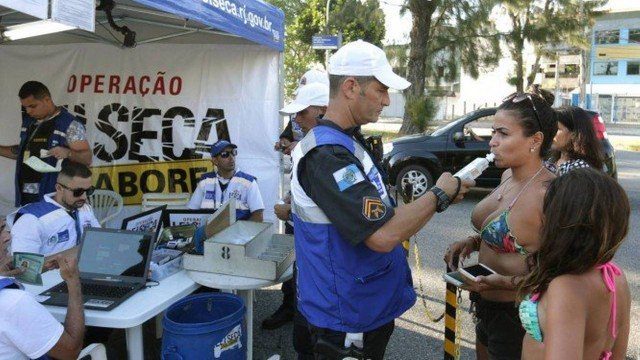 Primeiro dia da Lei Seca diurna pega motoristas de surpresa na saída em praia da Zona Oeste