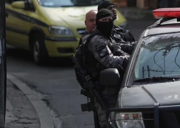 Carro de deputada é alvejado por fuzil e motorista é baleado no Rio