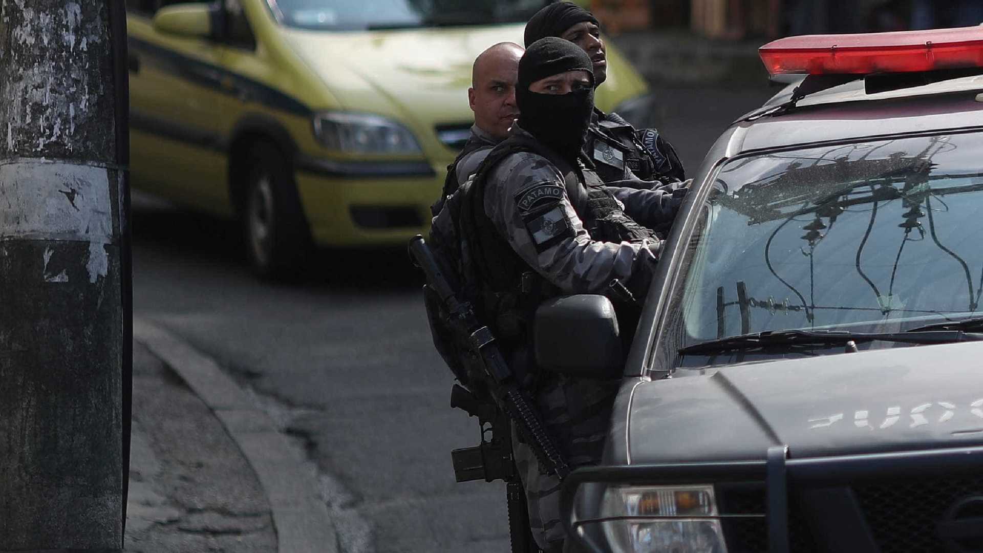 Carro de deputada é alvejado por fuzil e motorista é baleado no Rio