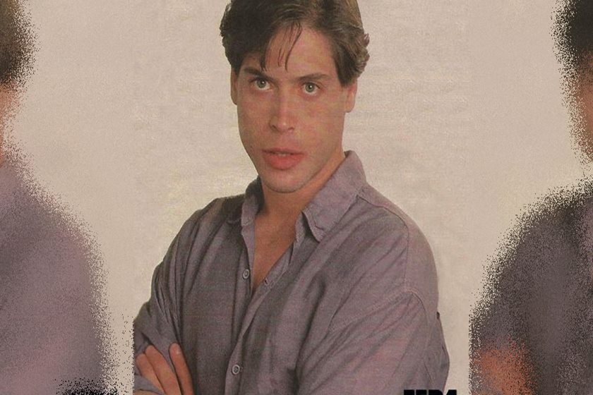 Sucesso nos anos 90, Galã posa sorridente com marido na web