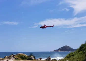 MULHER MORRE AFOGADA EM PRAIA DA ZONA OESTE E UM ESTA DESAPARECIDO