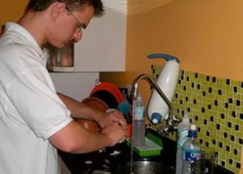 Estudo comprova: mão do homem não cai se ele também lavar louça