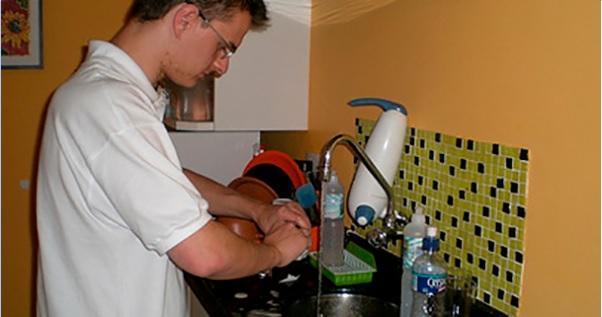 Estudo comprova: mão do homem não cai se ele também lavar louça