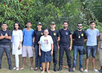 Ex-seringueira viúva forma 11 filhos na faculdade.