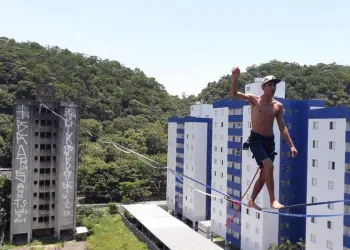 Jovens se arriscam ao andar a mais de 30m de altura entre prédios em SP: ‘Chamam de louco’