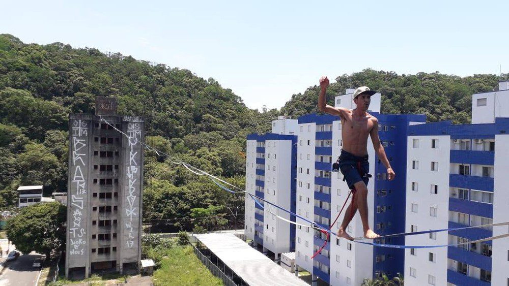 Jovens se arriscam ao andar a mais de 30m de altura entre prédios em SP: ‘Chamam de louco’