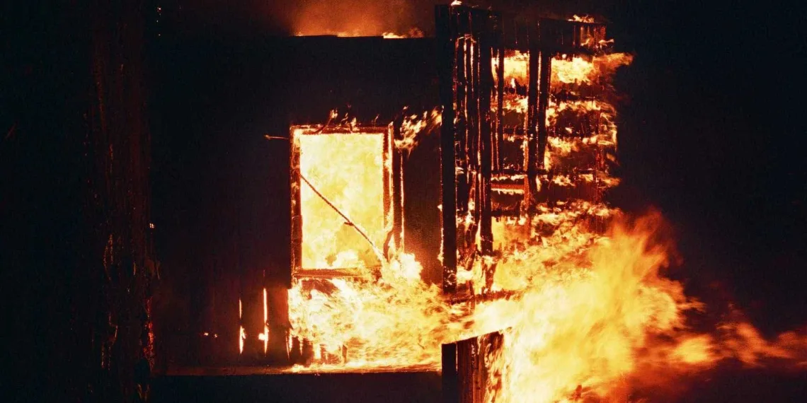 Tatuador incendeia apartamento após espancar namorada