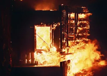 Tatuador incendeia apartamento após espancar namorada