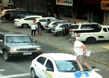 Vereador passa por cima de capô de carro parado na faixa de pedestre