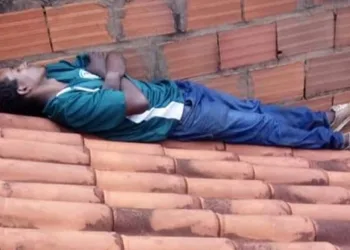 Acusado de furto, homem é preso após ser achado dormindo em telhado