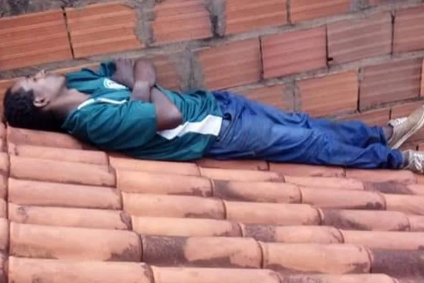 Acusado de furto, homem é preso após ser achado dormindo em telhado