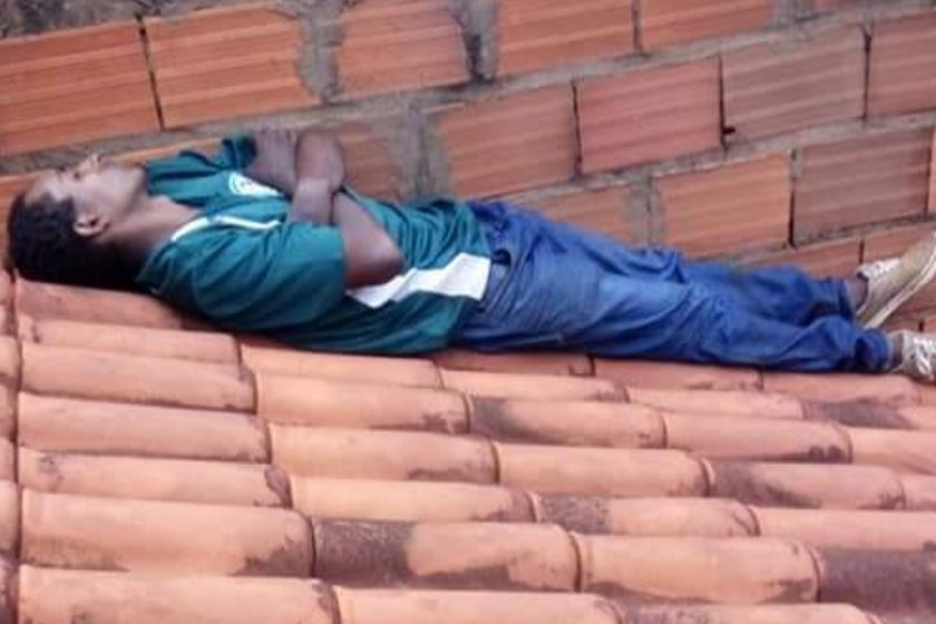 Acusado de furto, homem é preso após ser achado dormindo em telhado