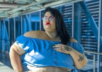 Dançarina de Anitta posa de biquíni e fala de relacionamento abusivo