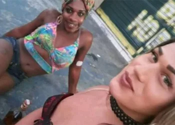 travestis agridem homem que batia em namorada na rua