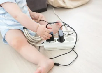 Bebê de dois anos leva choque e precisa de uma hora de massagem cardíaca para ser reanimado