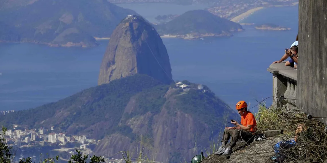 Vigilantes alertam turistas sobre risco de assaltos em trilha do Rio