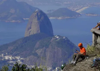 Vigilantes alertam turistas sobre risco de assaltos em trilha do Rio