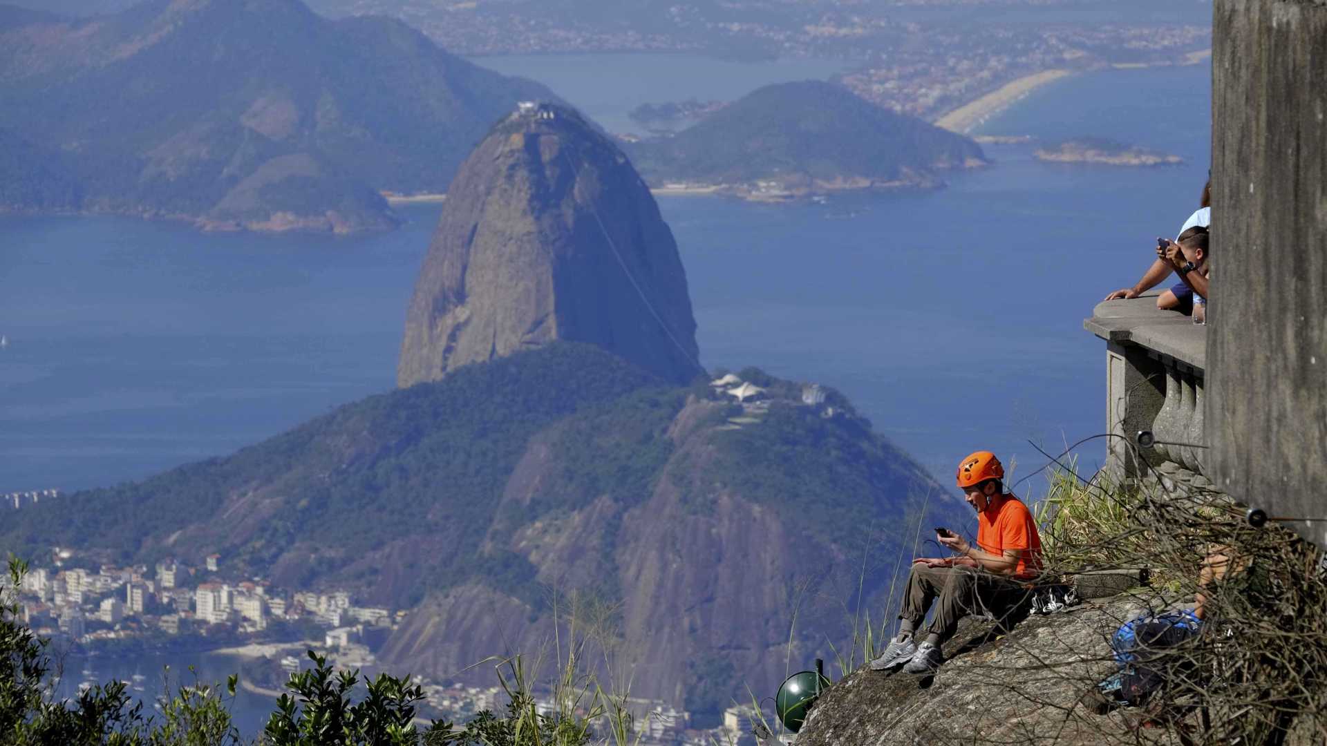 Vigilantes alertam turistas sobre risco de assaltos em trilha do Rio