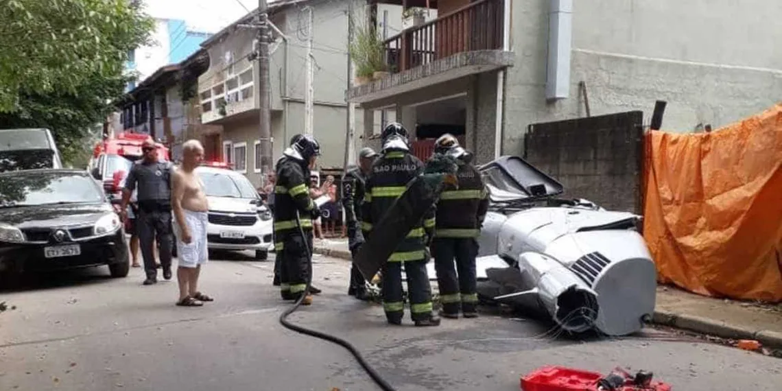 Helicóptero cai e mata pedestre em praia da Costa Verde